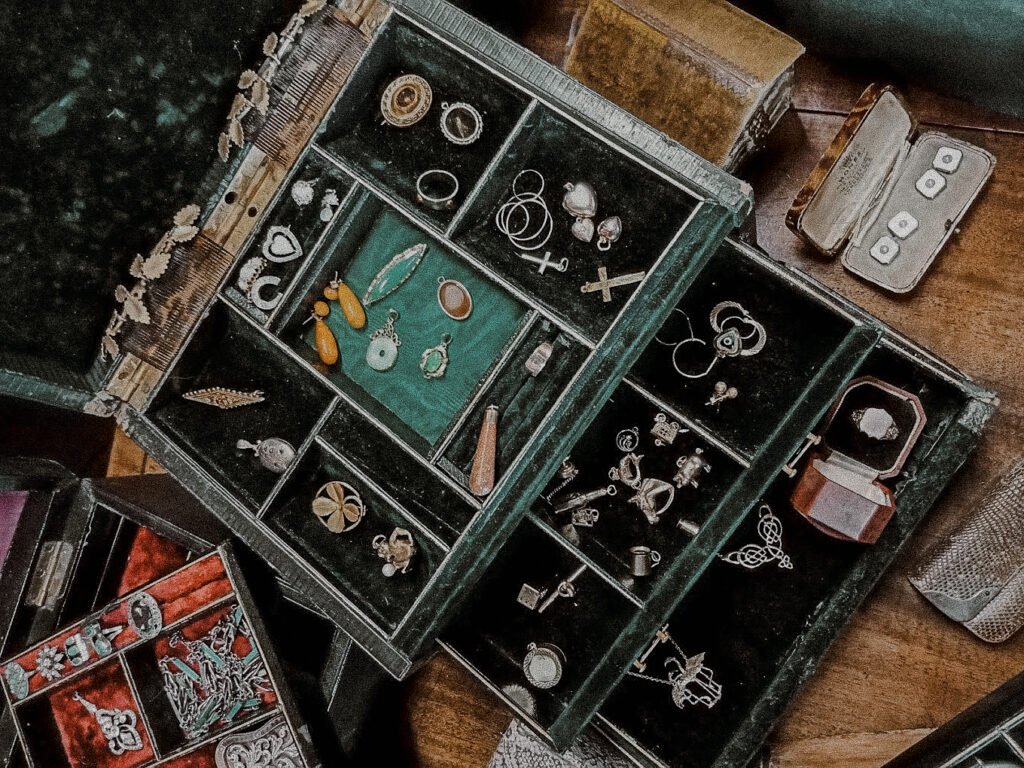 tray of jewellery items