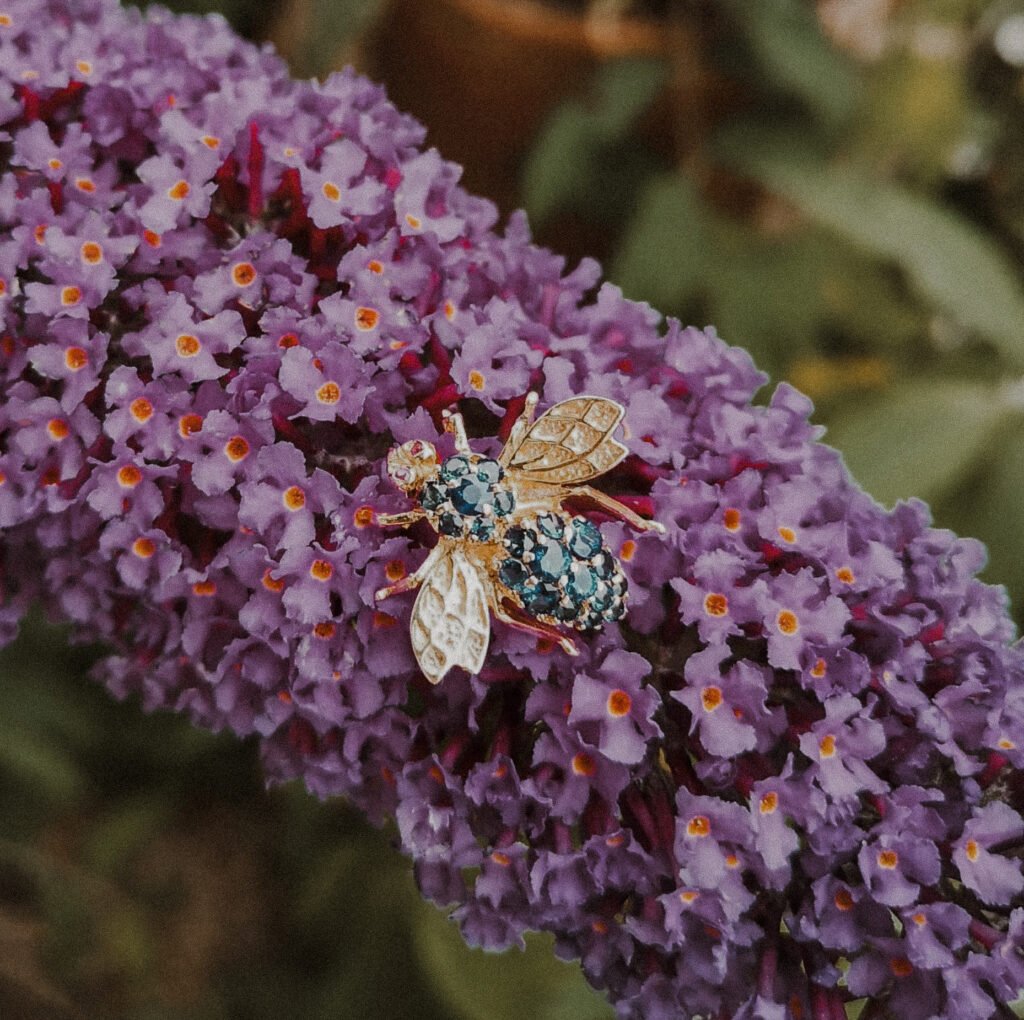 A vintage bee in 14ct gold, set with lovely sapphires and tiny ruby eyes
