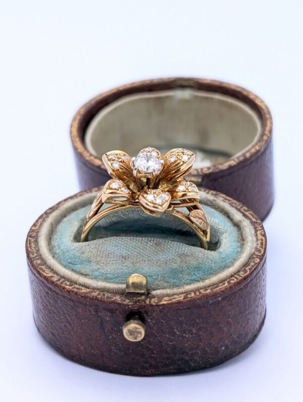 Vintage 18ct Gold & Diamond Flower Ring - Image 2