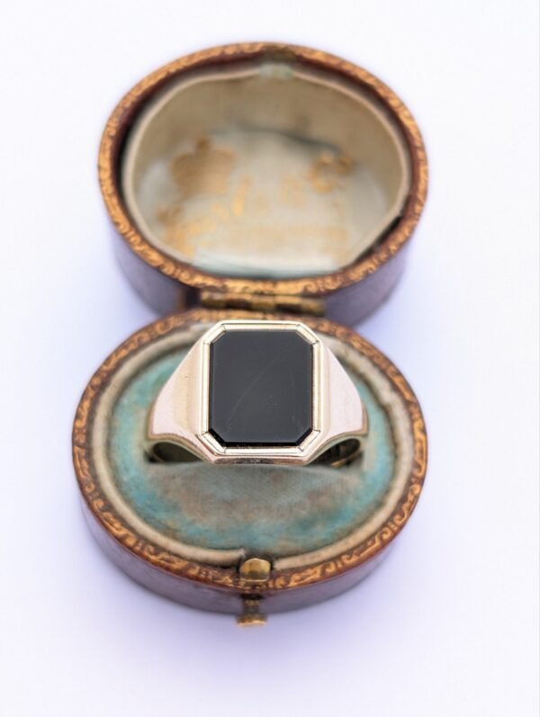 Art Deco Style 9ct Signet Ring with Onyx - Image 3